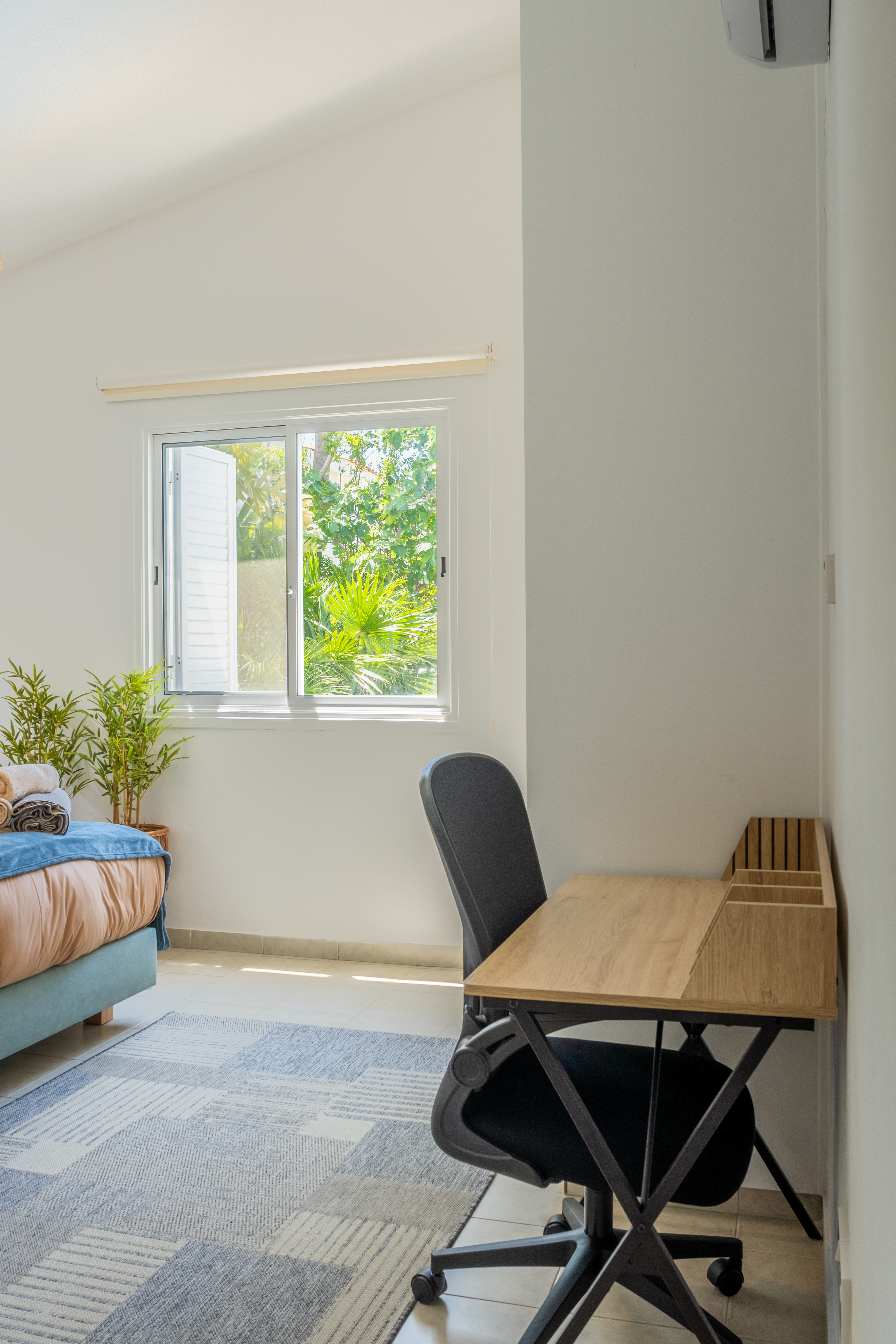 Sunny bedroom with desk, A/C, garden views, ideal for work & rest