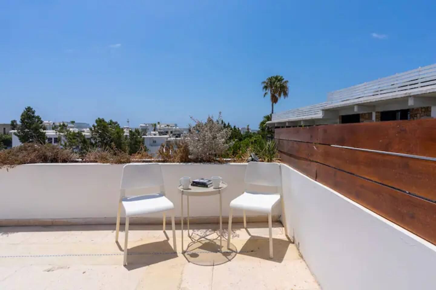 Harbour Central: 1 BR Steps from Beach & Nightlife, photo 1