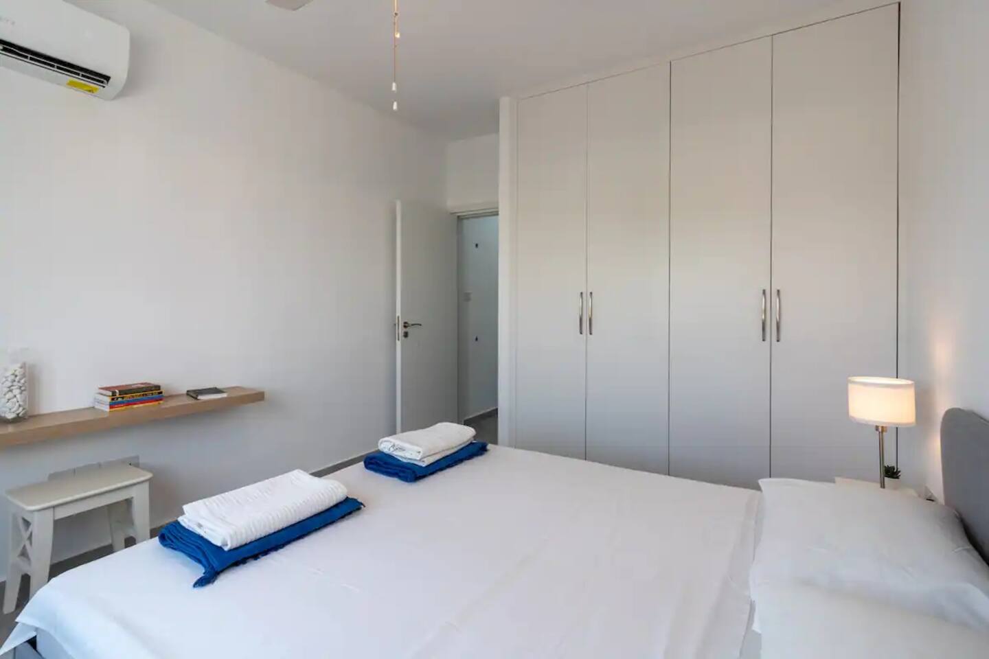 Harbour Central: 1 BR Steps from Beach & Nightlife, photo 11