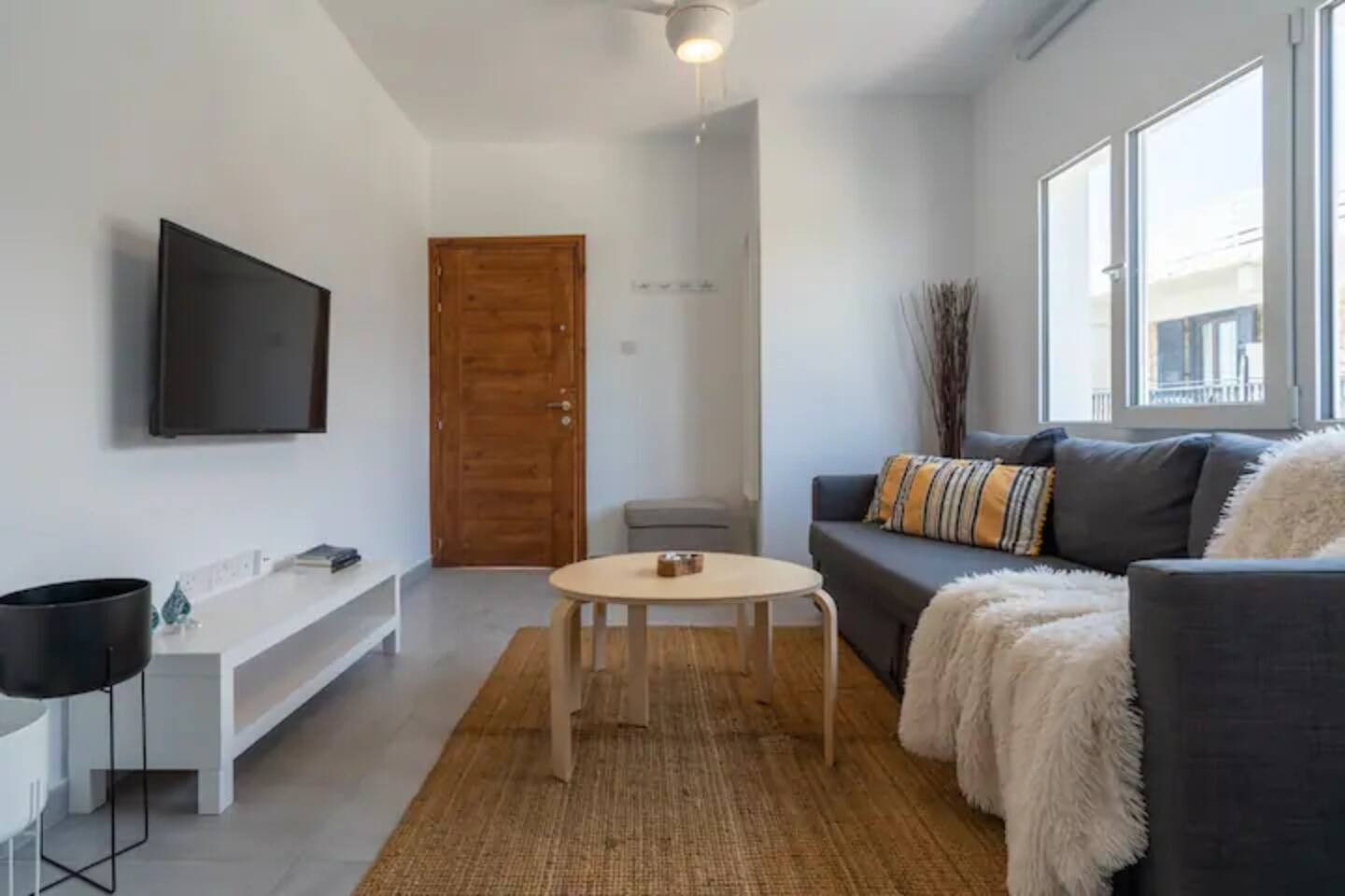 Harbour Central: 1 BR Steps from Beach & Nightlife, photo 4