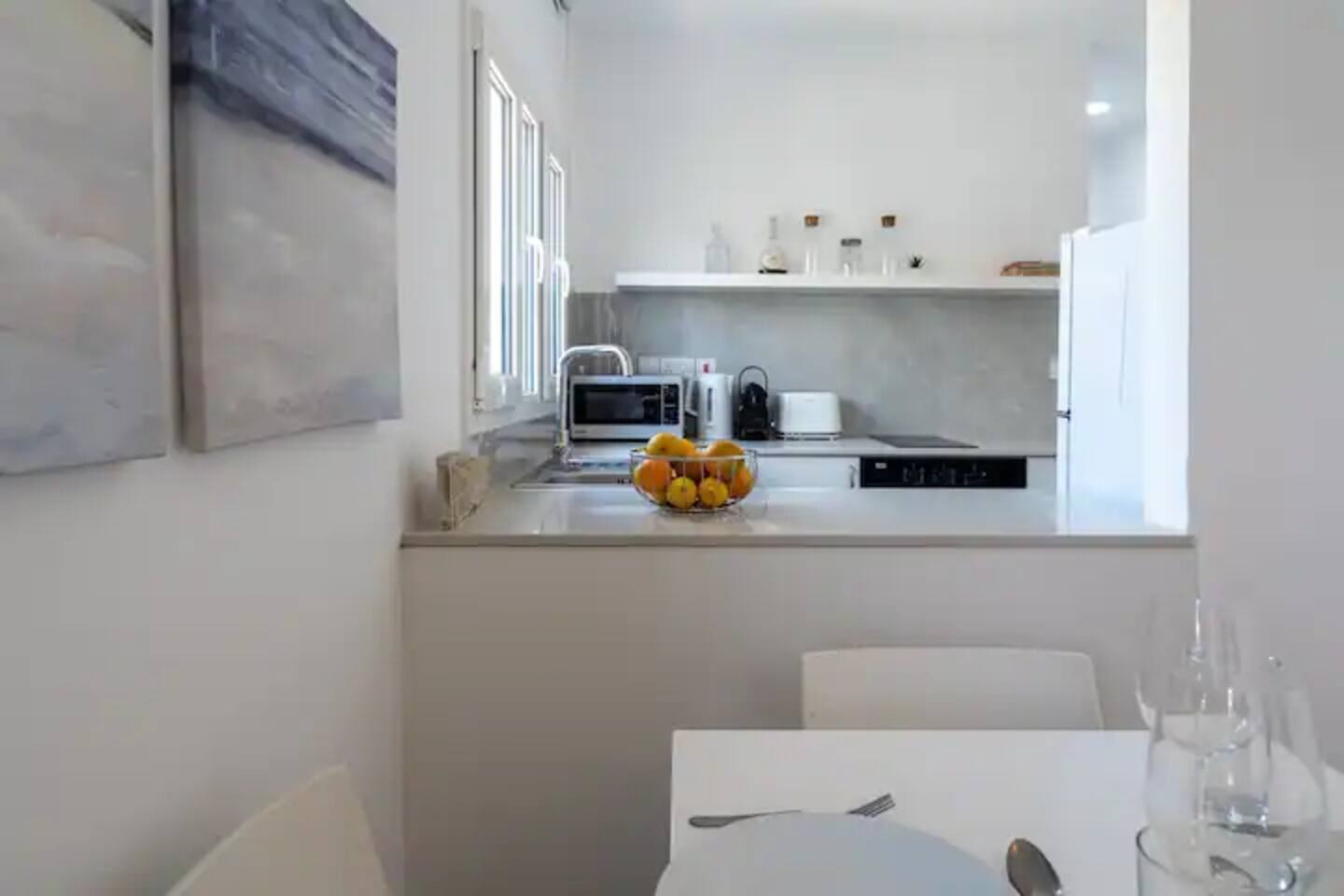 Harbour Central: 1 BR Steps from Beach & Nightlife, photo 7