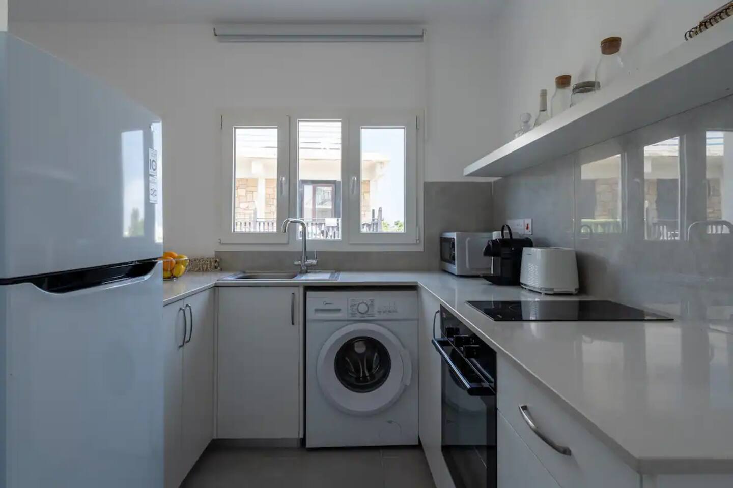 Harbour Central: 1 BR Steps from Beach & Nightlife, photo 8