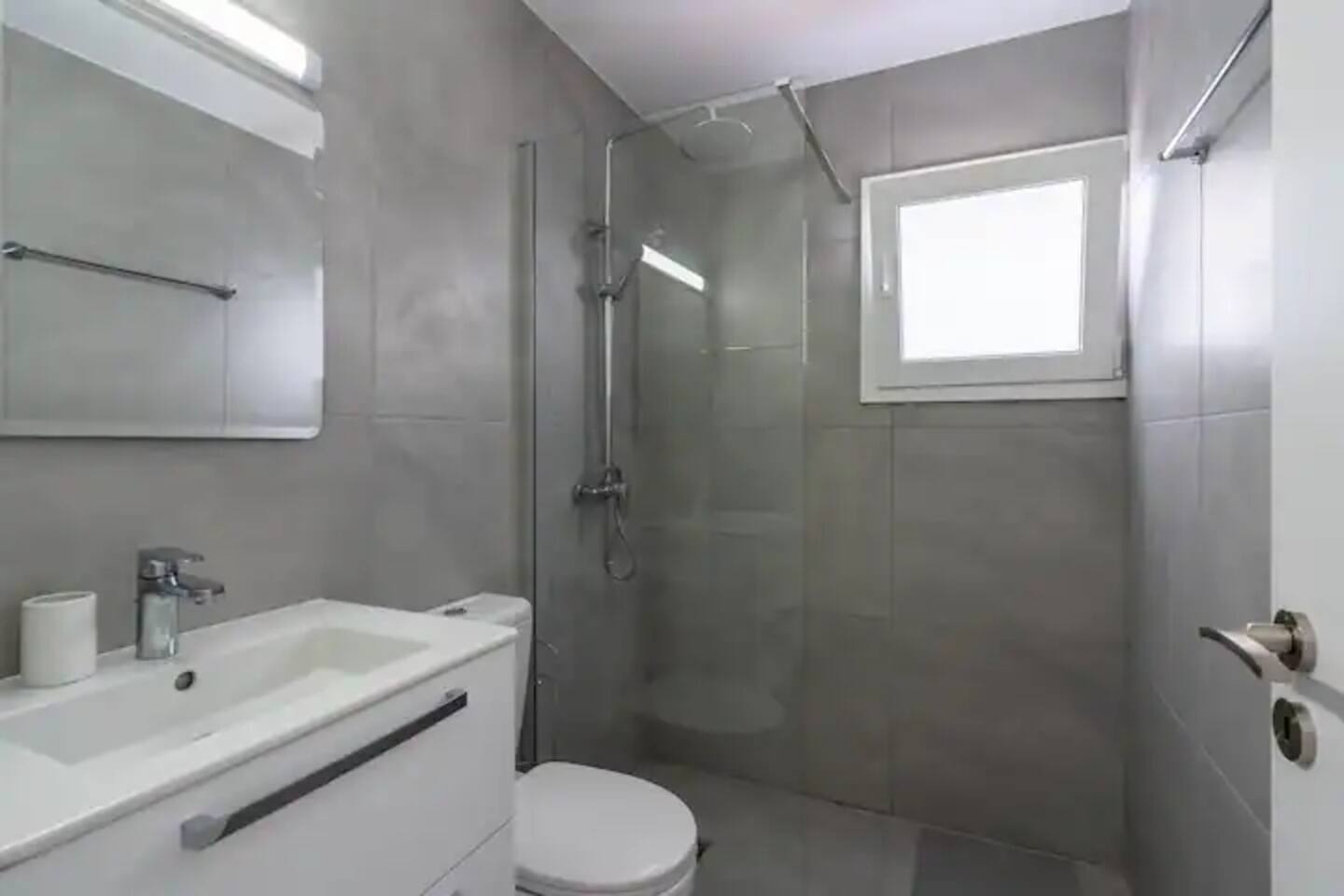 Harbour Central: 1 BR Steps from Beach & Nightlife, photo 9